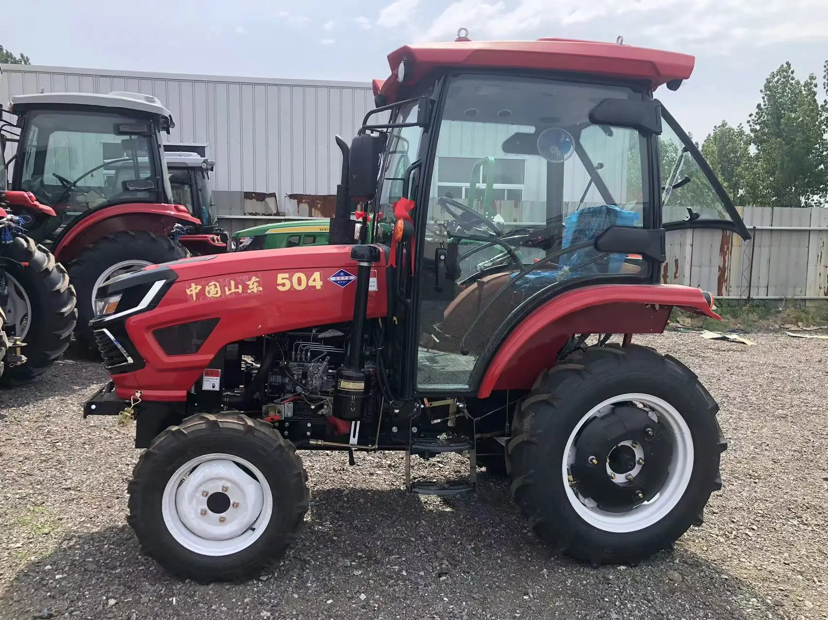 Trattore agricolo automatico 4WD, un nuovo tipo di trattore agricolo con ruote con cabina e motore centrale