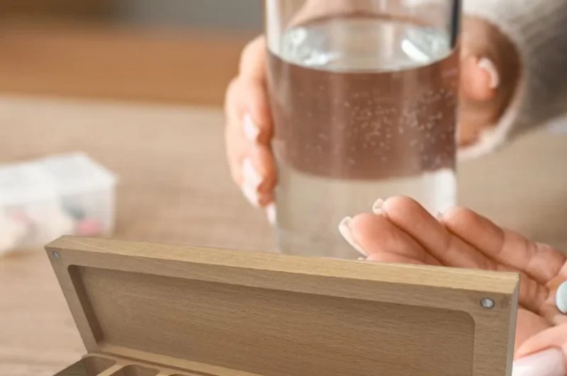 

Weekly Pill Organizer Portable Wood Pill Organizer Home Storage Containers for Offices Home Travel Outdoor Women Earrings