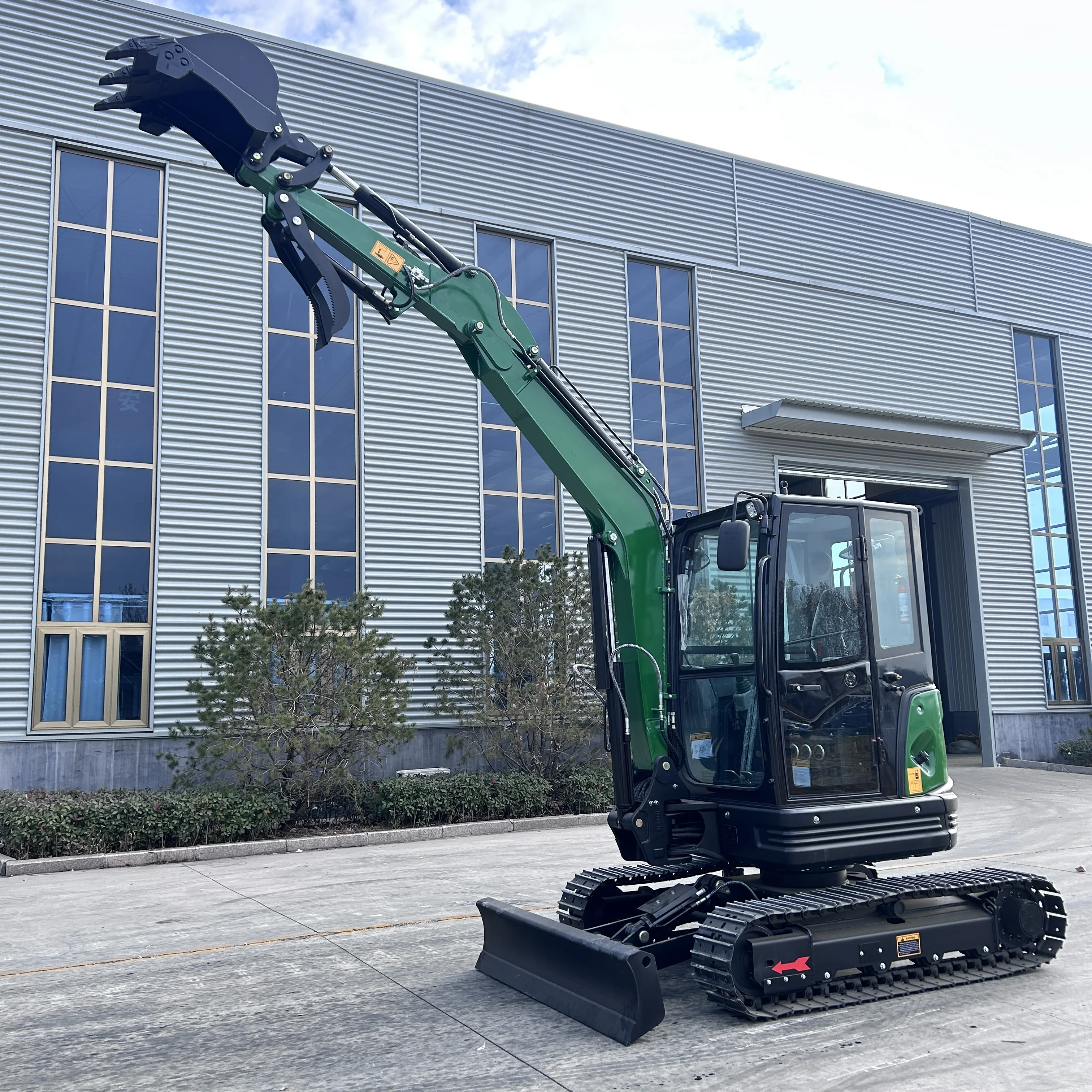 

Маленький экскаватор по 3,5 тонны с высокопроизводительным экскаватором поставляется с гарантией 1 год для фермерских экскаваторов.