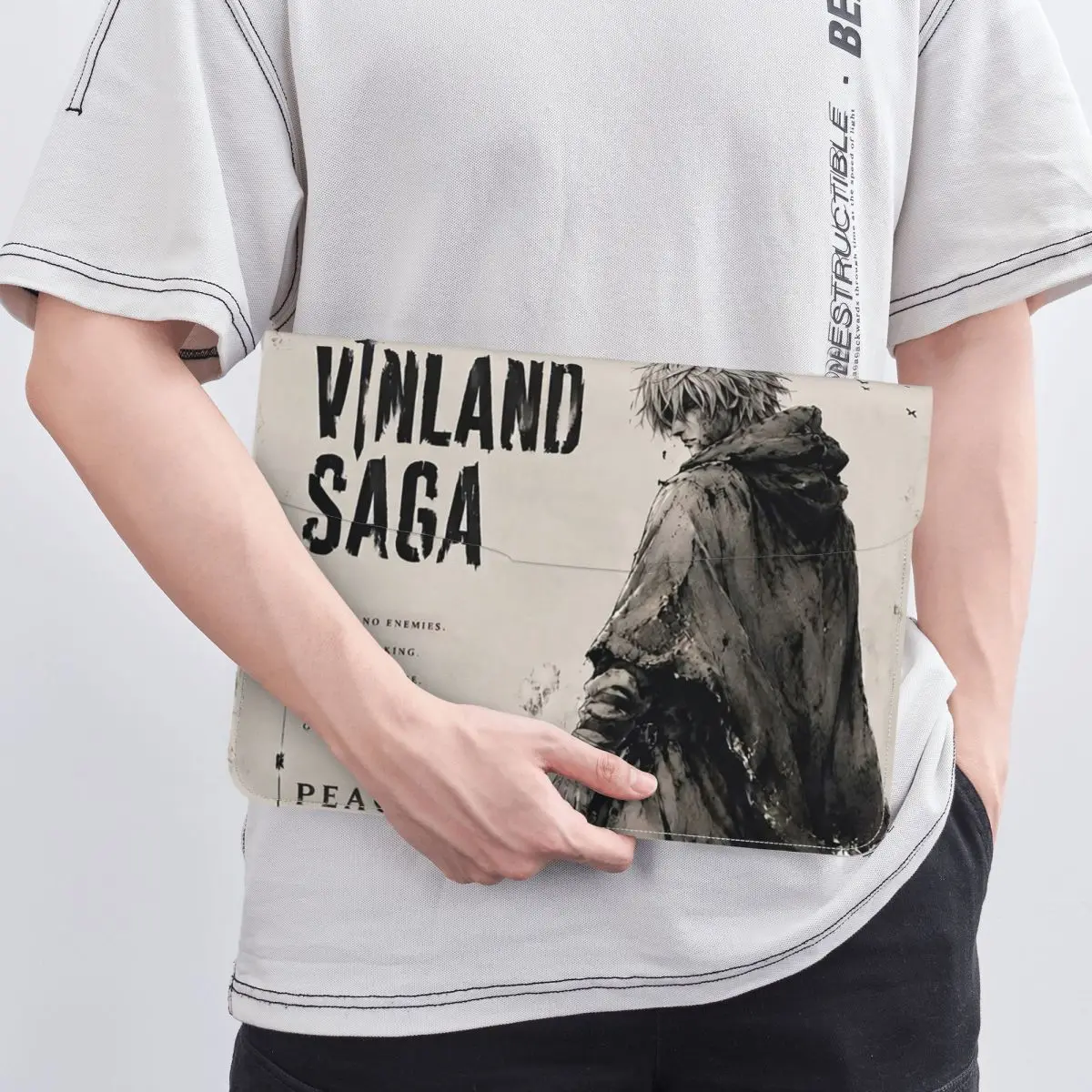 capa-horizontal-para-portatil-em-couro-sintetico-com-design-inspirado-na-serie-de-anime-vinland-saga-resistente-a-impactos-com-forro-macio-para-notebooks-de-13-polegadas