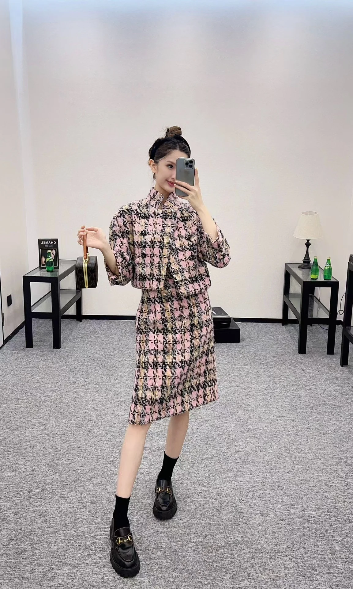 

New women's jacket with stand up collar, double row buttons, and a three-dimensional cut with a herringbone pattern. Short jacke