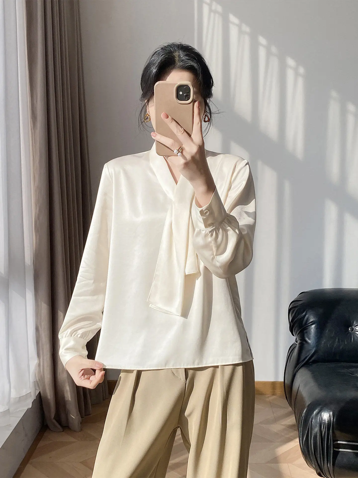 

Smooth Satin Women's irt with Sa V-Ne Long Sve Spring 2026 Faionable Ele Acetate Material Chinese Sle Top