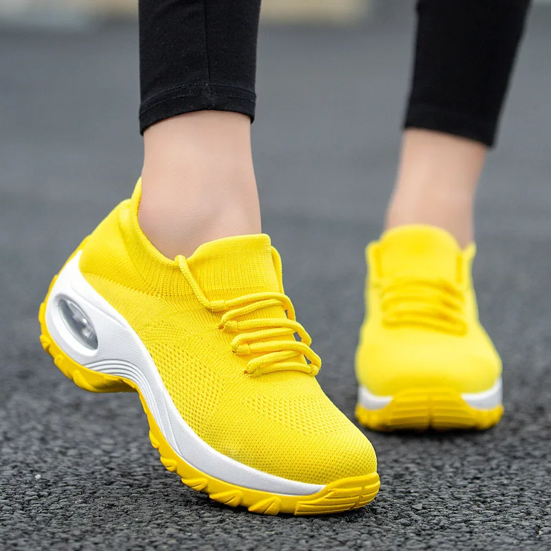 Tênis amarelo para mulher malha respirável sola grossa tênis feminino altura crescente primavera verão plataforma meias sapatos