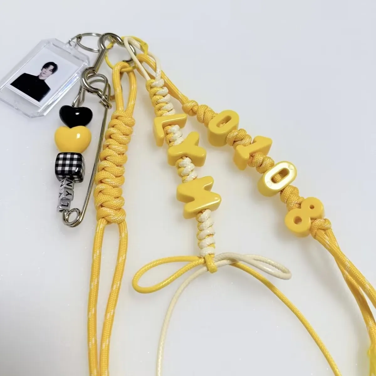 المعلقات الفريدة من نوعها على شكل Instagram ذات الطابع الأصفر من Liu Yuning، وحقائب miu، وسلاسل المفاتيح، ودعم المعلقات للصور #2