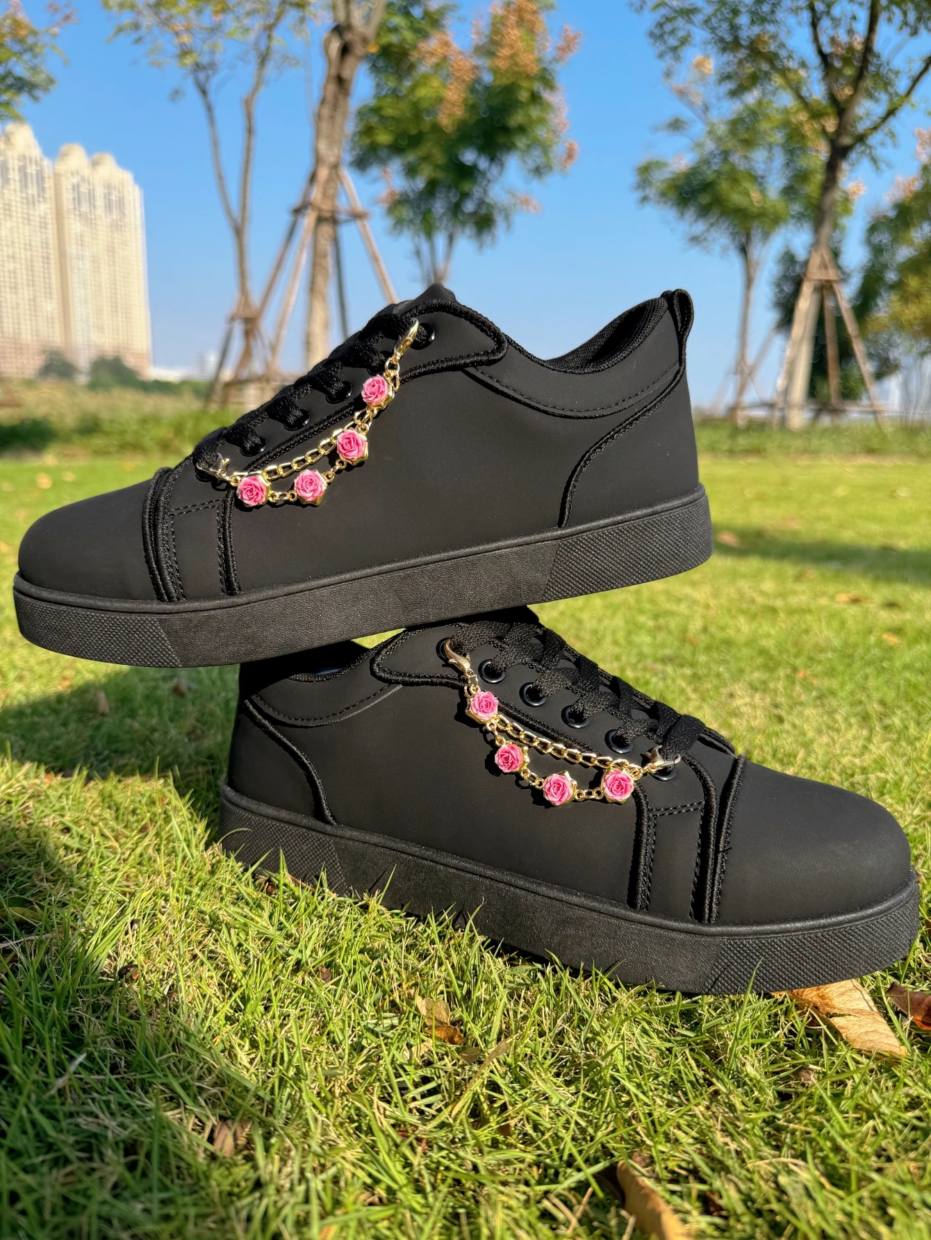 2 pairs of versatile rose chain shoes for DIY detachable accessories. Shoe decorations, accessories, holiday gifts.