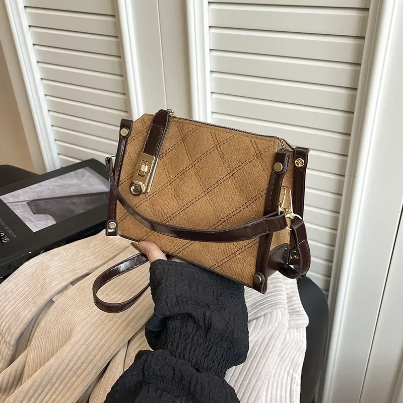 

Small Square Messenger Bag Retro Style Fashionable Women's Shoulder Bag Made of Premium Synthetic Leather for Autumn 2025