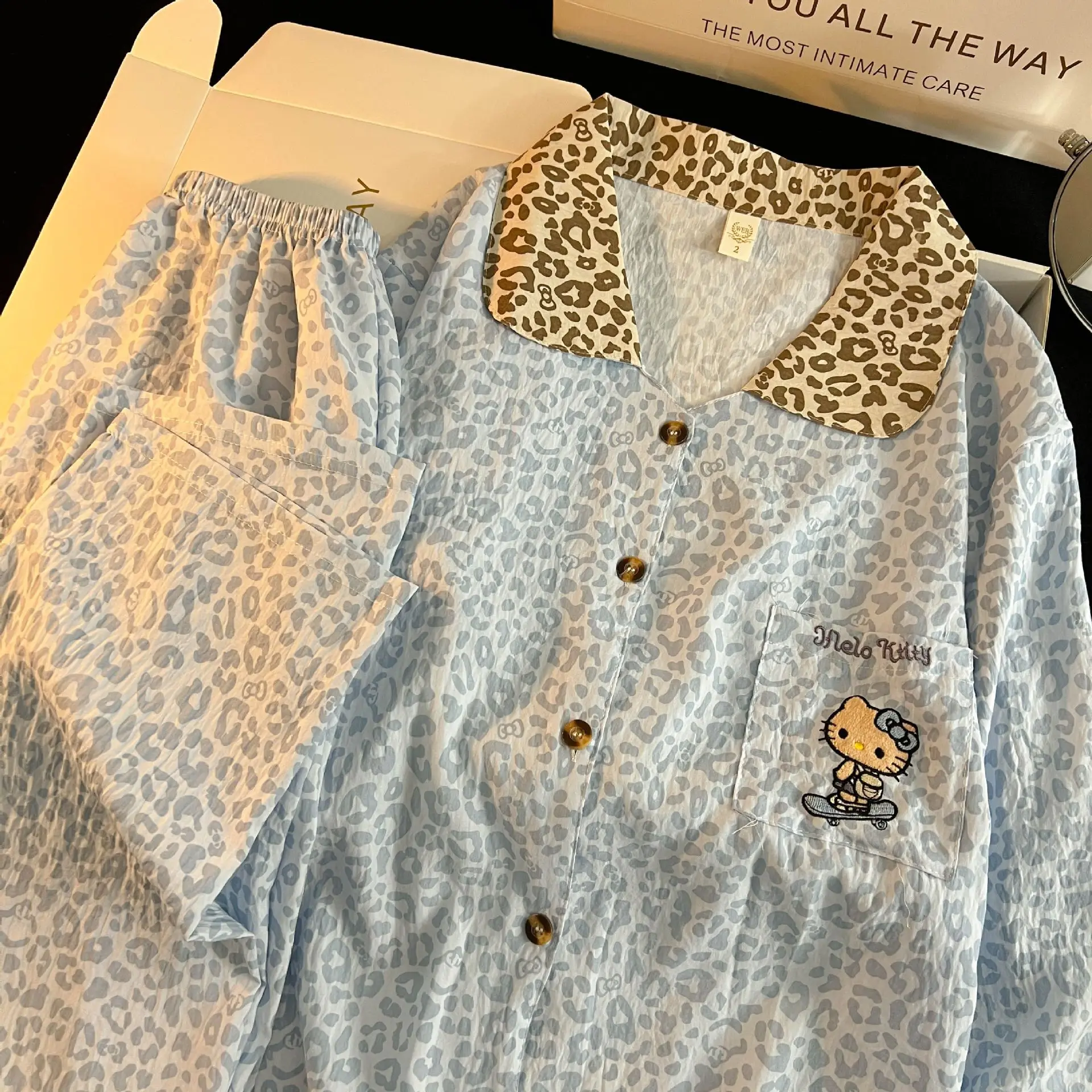 

Женские пижамы Kawaii Hello Kitty с леопардовым принтом, лето 2025, одежда для сна с контрастным воротником, Y2K, эстетичная одежда для дома, свободная одежда из двух предметов