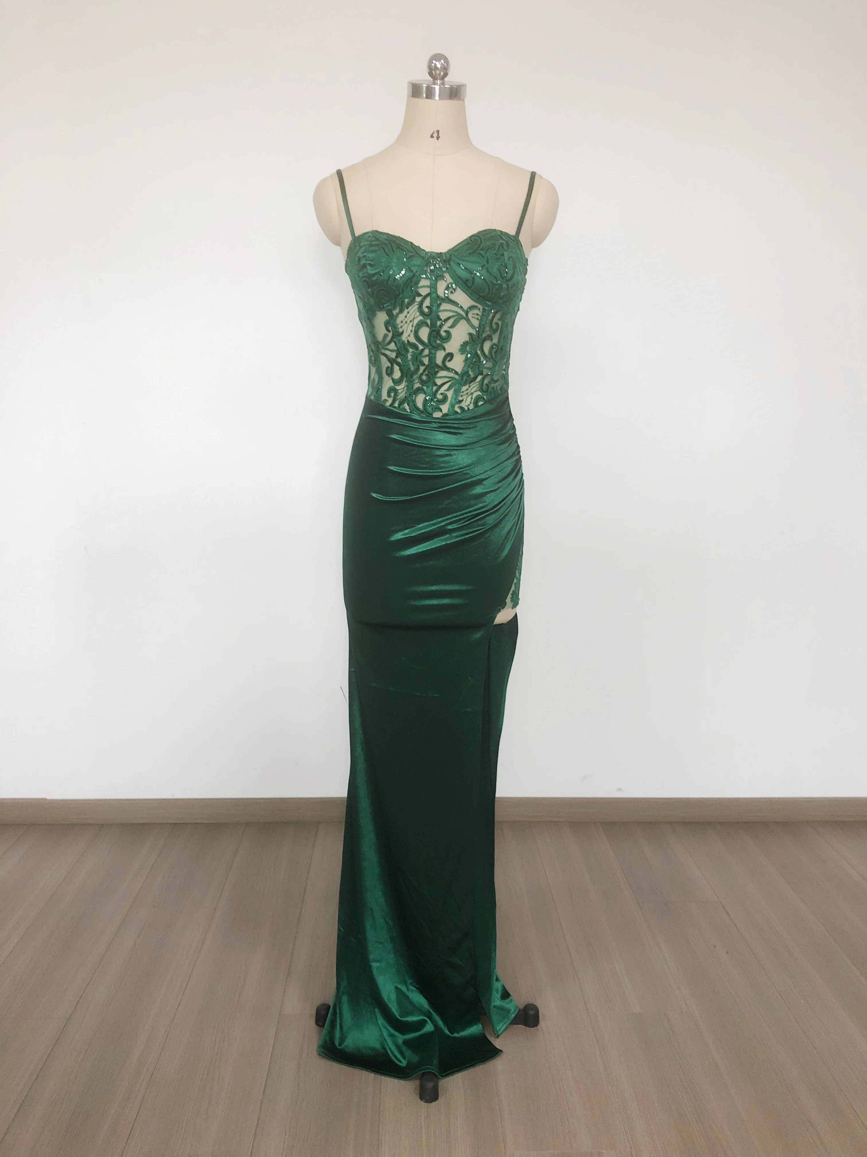 VC Smaragdgrünes, rückenfreies Spaghettiträgerkleid aus Spitze und Satin, elegantes Allure-Party-Abendkleid für Damen