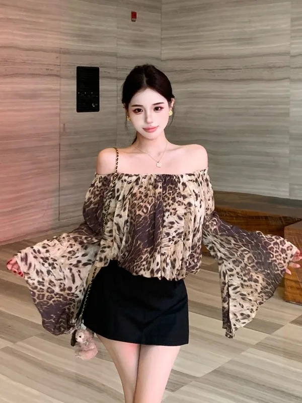 

Sexy One-Shoulder Slant Shoulder Sleeveless Leopard Print Bell Sleeve Shirt Long Sleeve One-Neckline Women's Casual Top