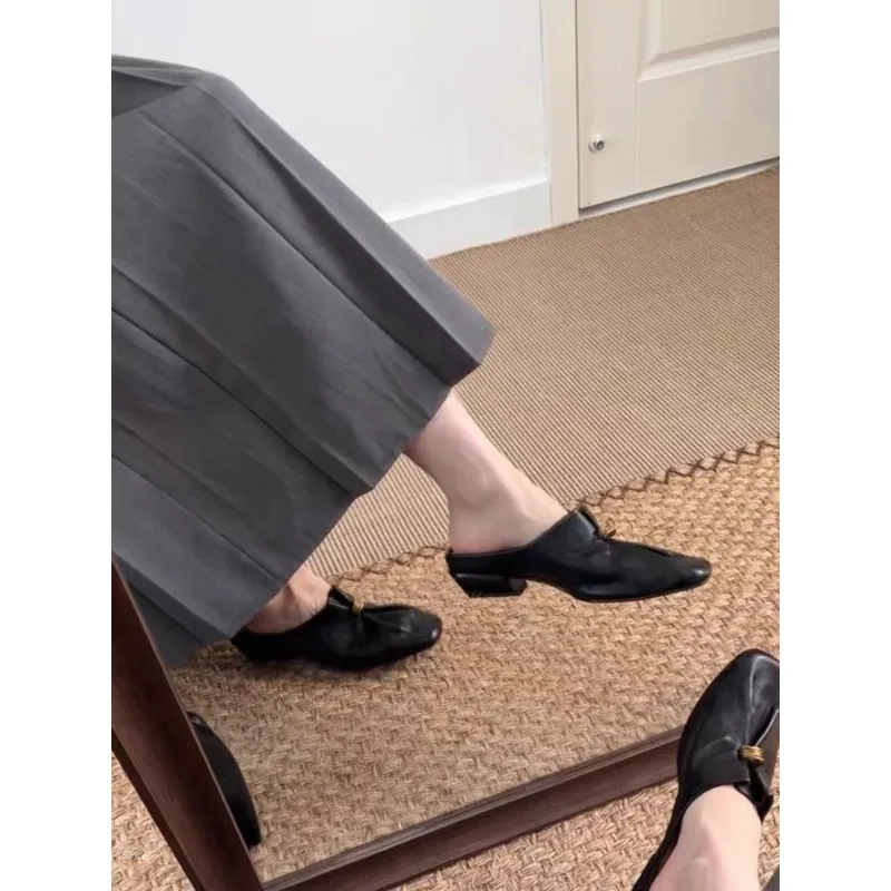 Mules de verano para mujer con tacón medio, diseño plisado y puntera envuelta, estilo mule sin talón
