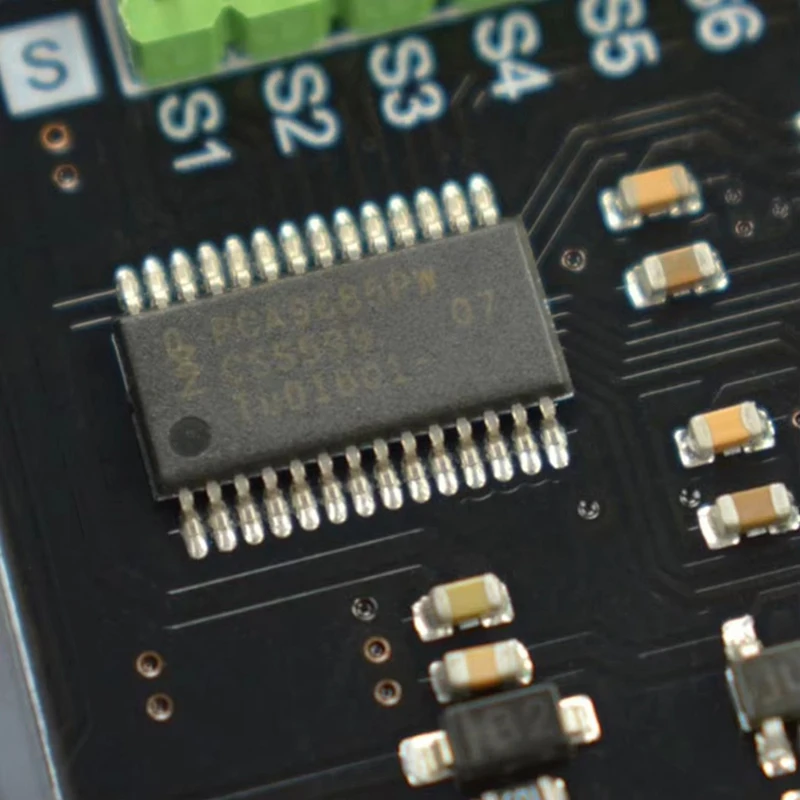 

Плата расширения драйвера микродрайвера, 4-сторонние приводы двигателей, 8-полосные сервоинтерфейсы для микробита UNIHIKER M10 и K10-ABLA