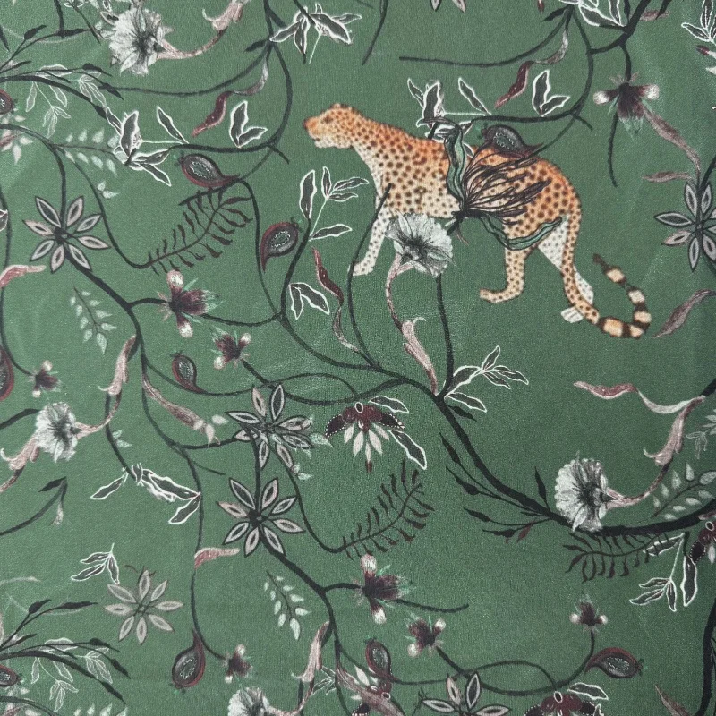 

1 метр, 100% шелк тутового шелка, креп-шелковая ткань 16 мамме, темно-зеленая ткань с леопардовым принтом, ширина 140 см, 55 дюймов, по дворам JX077