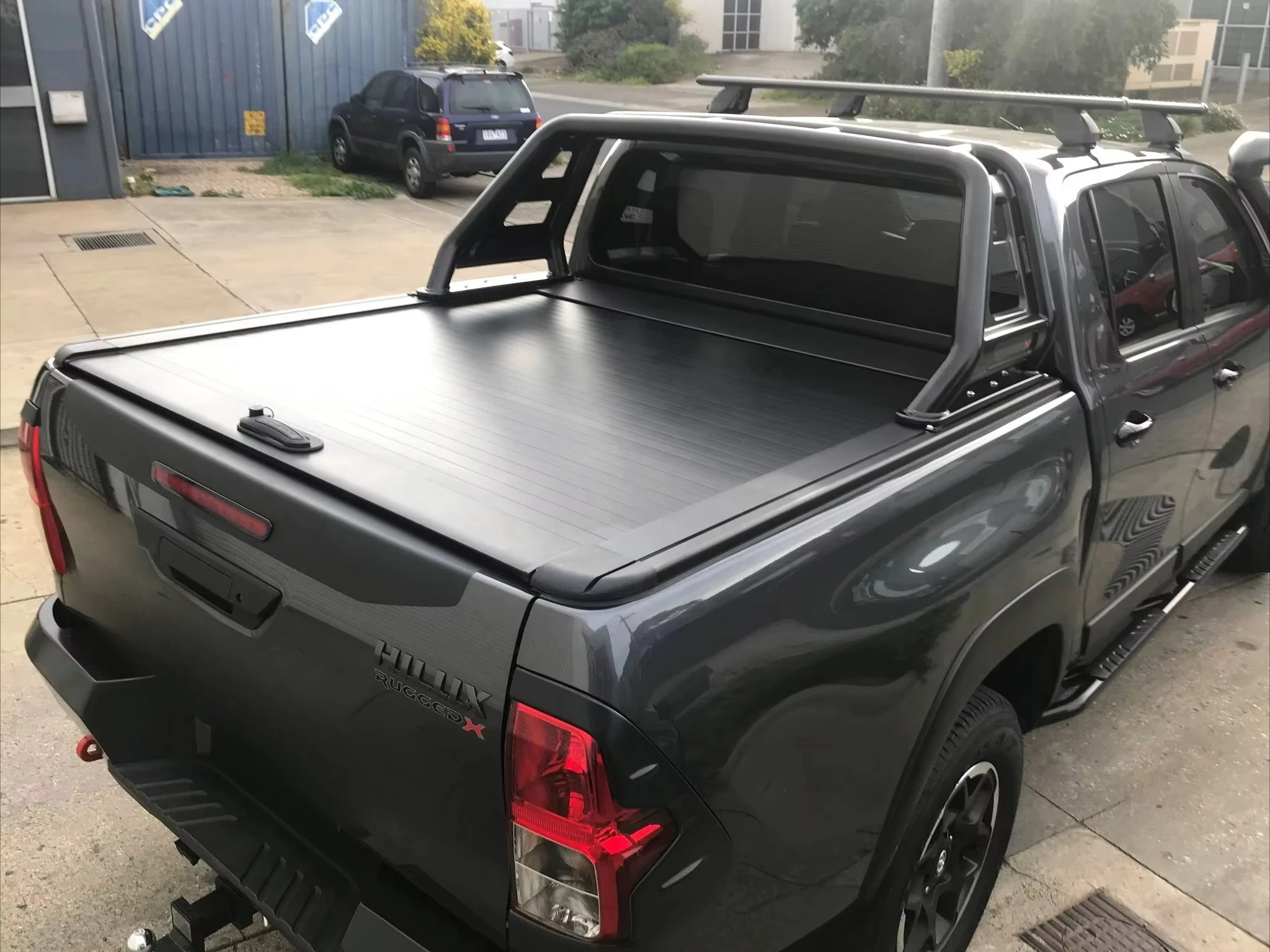 

High Quality Pickup Accessories Roller Lid Retractable Truck Bed Cover Roller Shutter Tonneau Cover for Toyota Hilux Ford Ranger