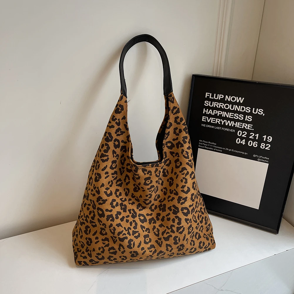 

Women Leather Shoulder Bag Large Capacity Chic Hobo Bag with Small Purse Casual Tote Purse Hasp Closure Stylish Commuting Bag