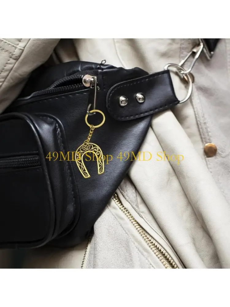 49MD Rustproof Zinc Alloy Keychain With Horseshoe Pendant And Secure Clip