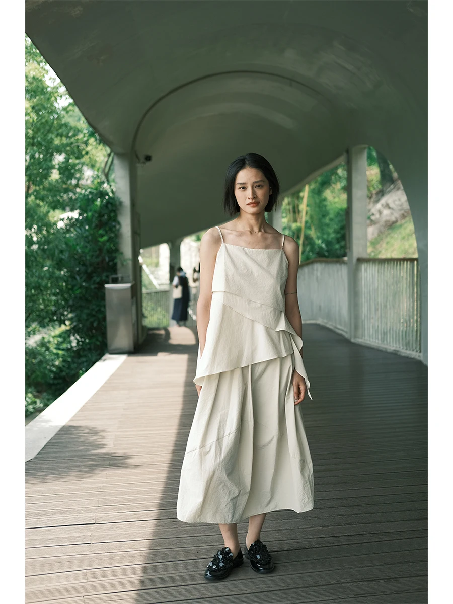 

Летний женский костюм 2025: модный комплект из топа с асимметричными бретелями и юбки, однотонный, в японском стиле, для повседневной носки