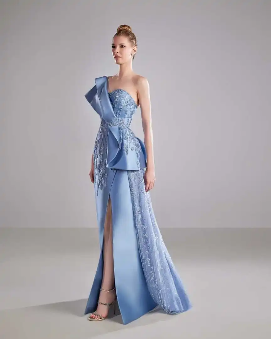 Wunderschöne One-Shoulder-Abschlussballkleider in A-Linie mit Schlitz vorne, bodenlange Abendkleider, Kristallperlen, besondere Party-Kleider nach Maß