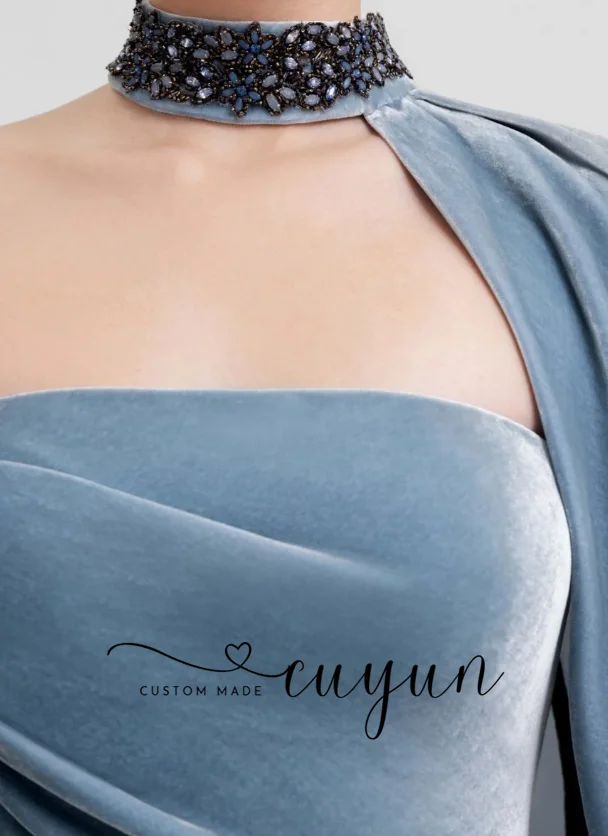 CUYUN Abito da sera da donna in velluto blu nebulizzato personalizzato con colletto con perline a fessura alta Abito da cerimonia lungo da ballo formale senza spalline