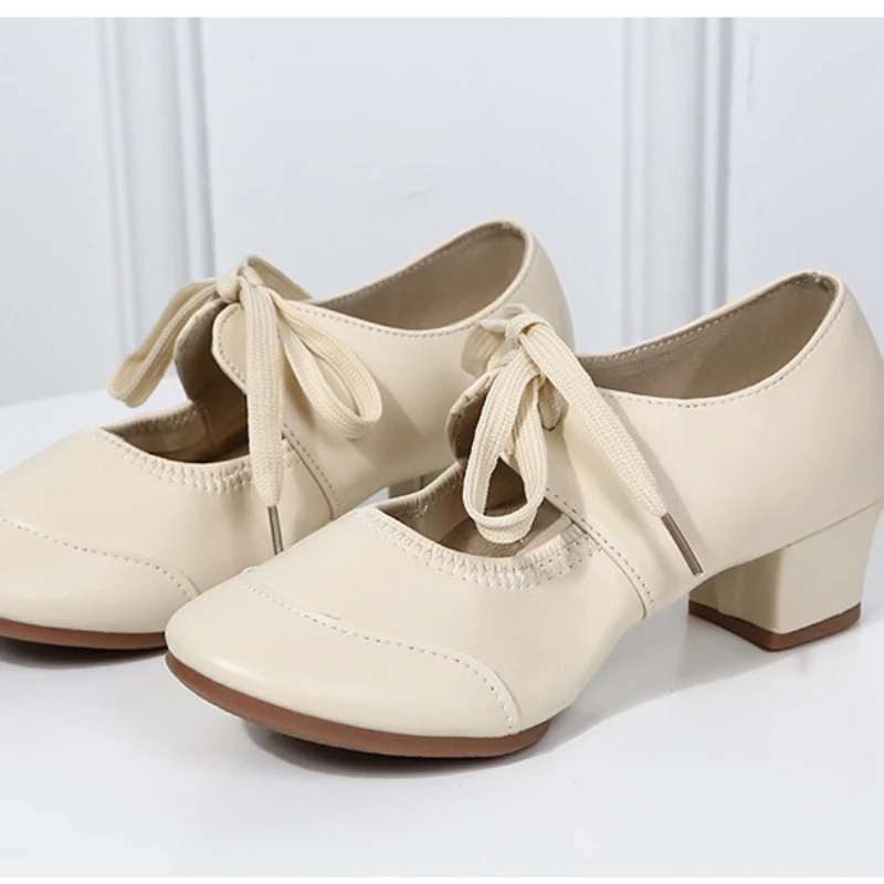 コンテンポラリーダンス用のローカットソフトソールレディースダンスシューズ。浅いつま先デザイン。