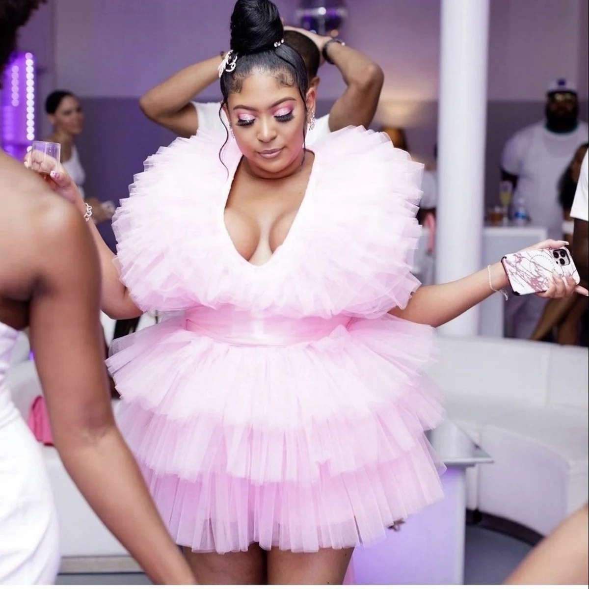 

Gorgeous V Neck Pink Tiered Prom Dress Princess Tulle Above Knee Mini Evening Gowns Birthday Cocktail Party Dress Custom Color