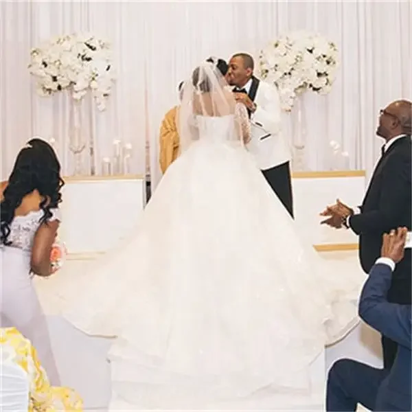 Vestidos de novia de talla grande de princesa personalizados ilusión manga larga llenas de perlas apliques de encaje hinchados boda real africana