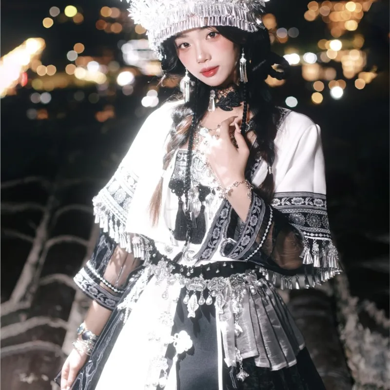 

Short female-style ethnic costumes for women's performance photo shoots