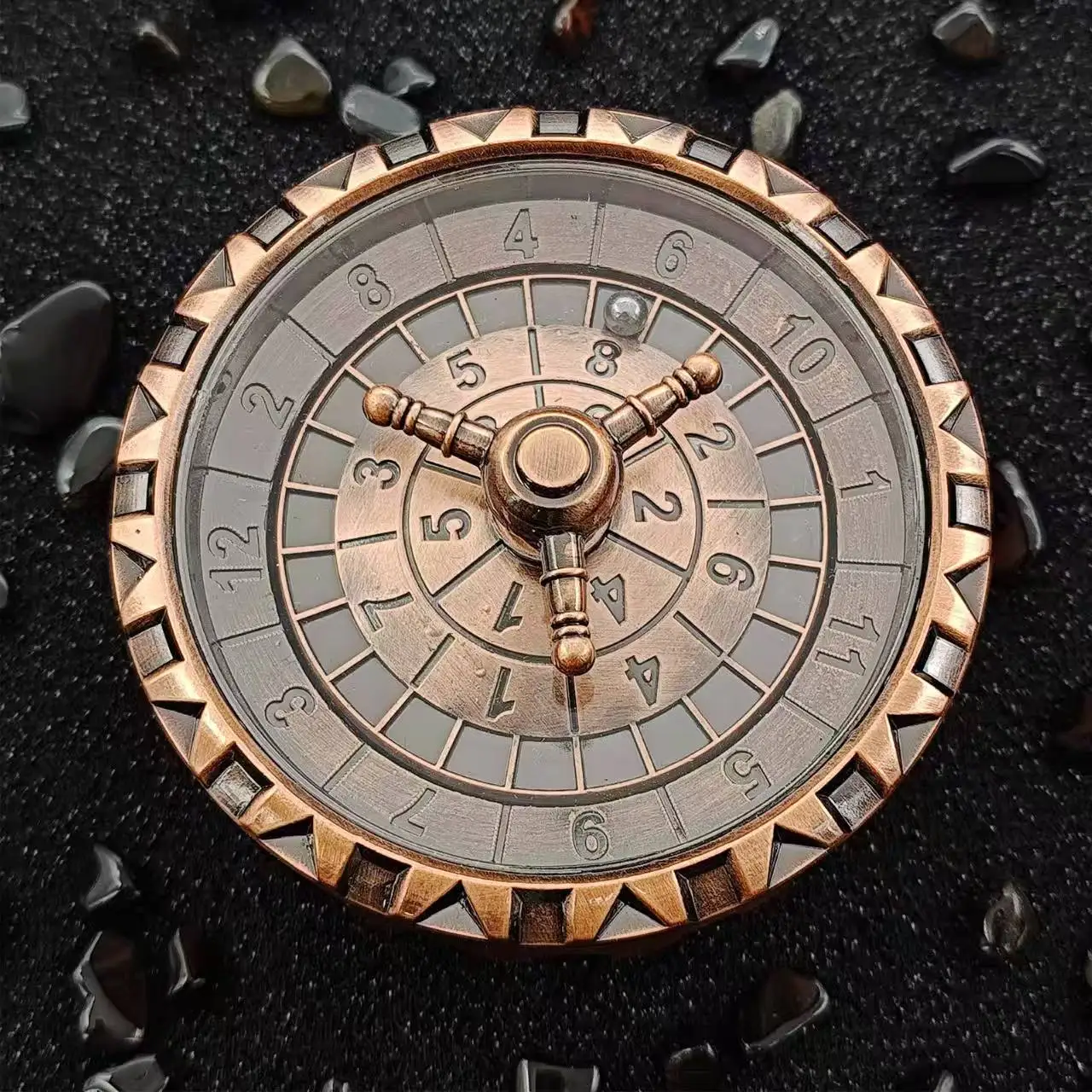 

Металлические кубики «Золотая рулетка» для настольных игр в стиле RPG (Dragon & Dungeon), кубики для игр D&D, кубики-гироскопы для пальцев, вращающиеся кубики-спиннеры