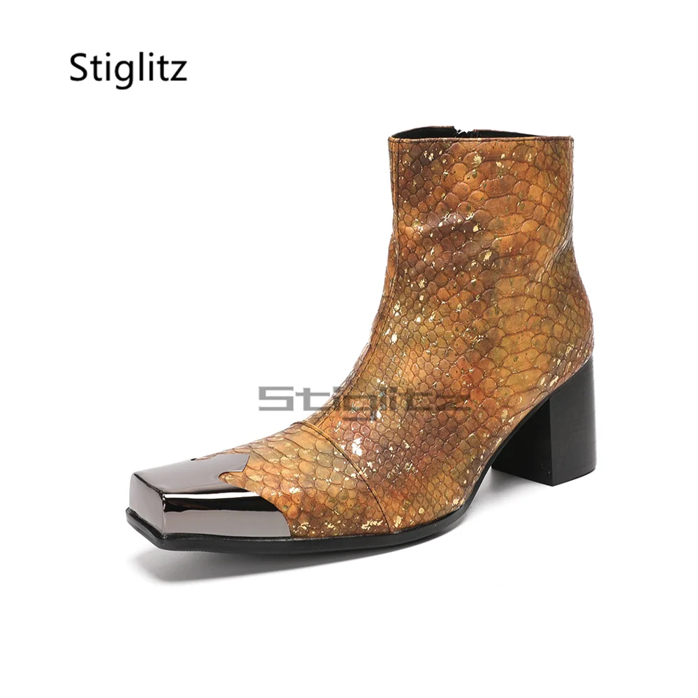 Botines de cuero genuino para hombre con estampado de serpiente marrón dorado, punta cuadrada metálica, cremallera lateral, tacón alto y estilo punk occidental.