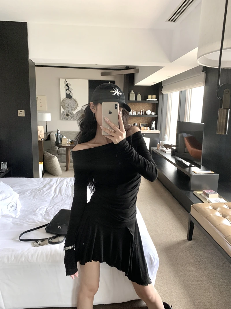 Autumn sexy spicy girl style one shoulder slimming dress, niche design sense, irregular umbrella skirt, long sleeved short skirt