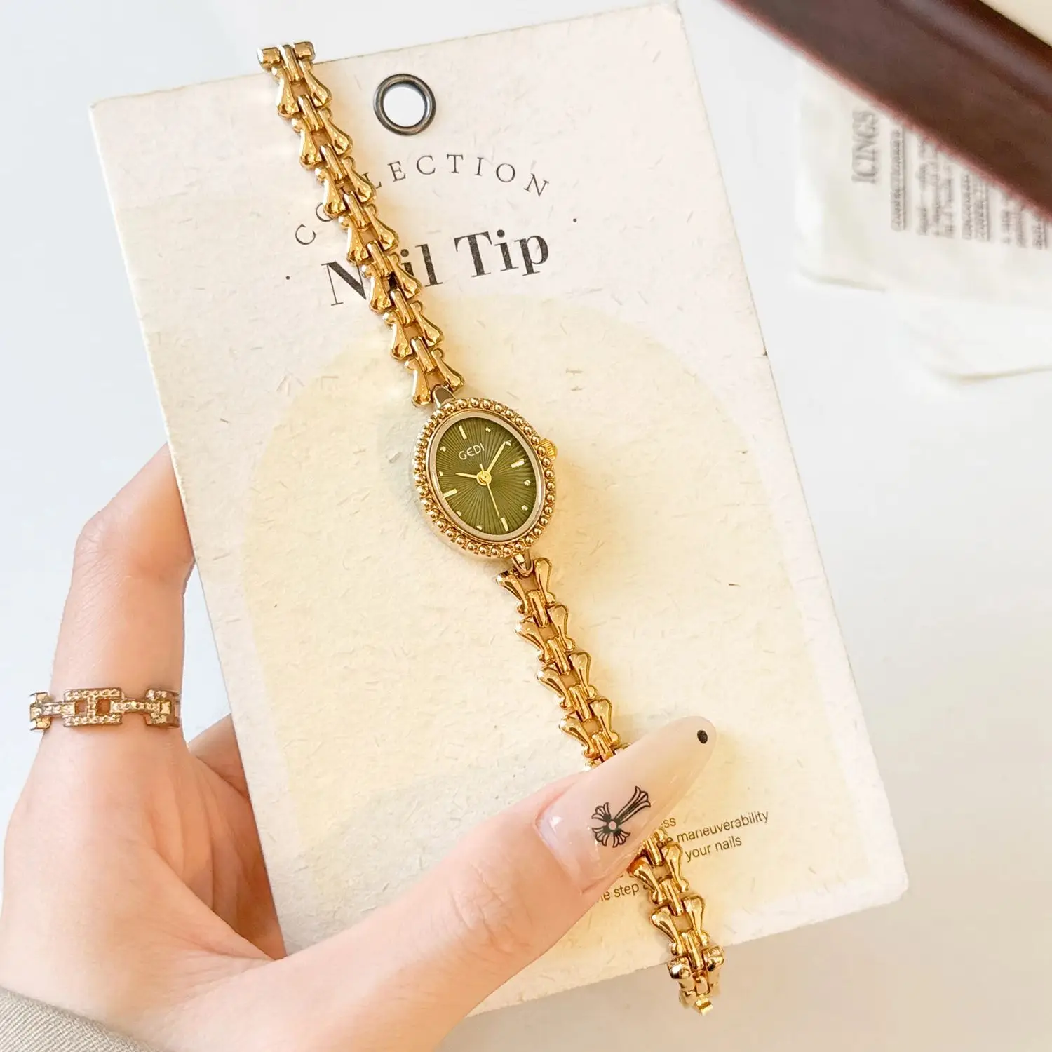 

2025 НОВЫЕ элегантные женские часы в стиле ретро, роскошные овальные маленькие циферблаты, ремешок-цепочка с костным узором, женские кварцевые часы, платье