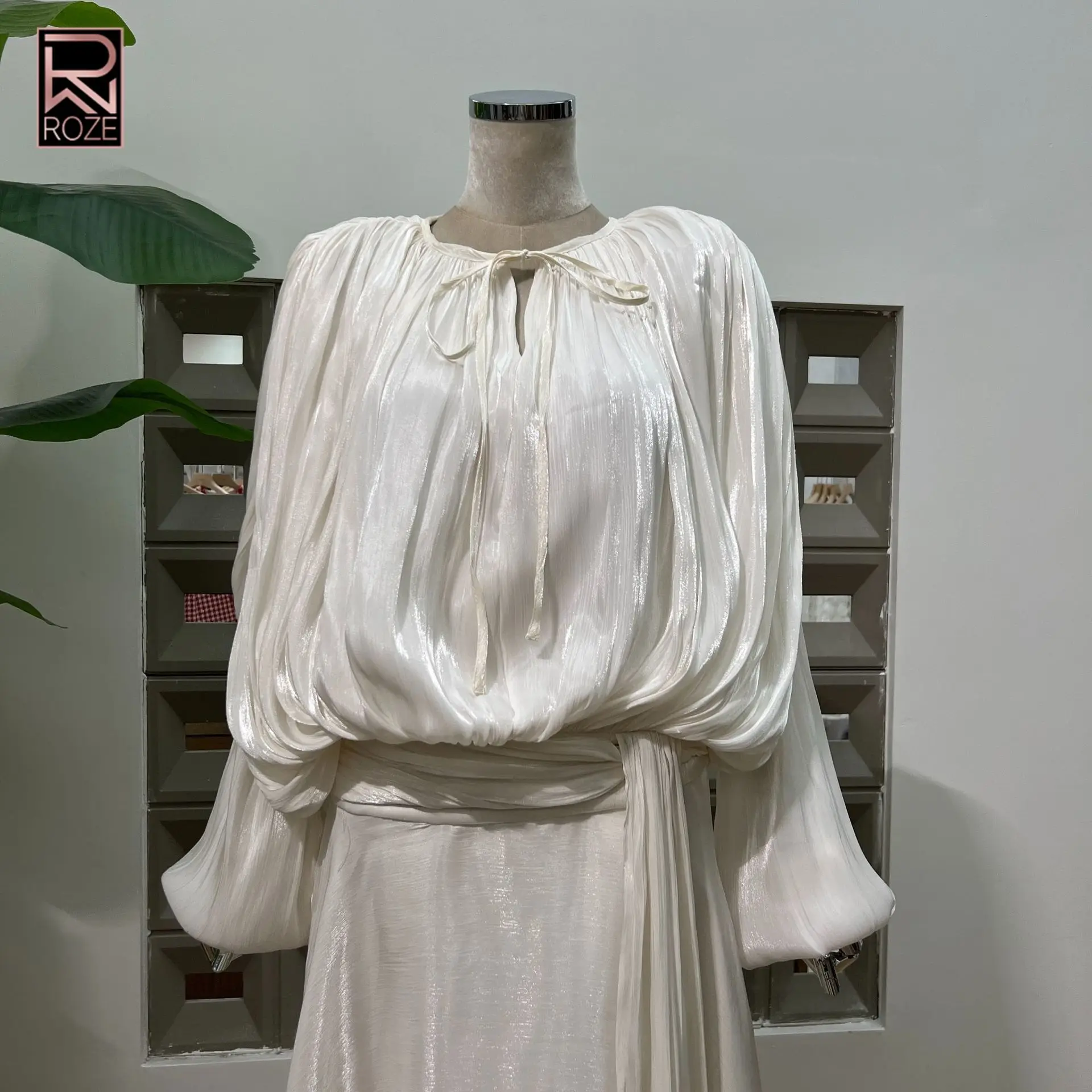 Abito chic con fascia in vita primavera/autunno 2025 |   Abito trasparente iridescente a maniche lunghe |   Abito romantico stile donna con orlo asimmetrico