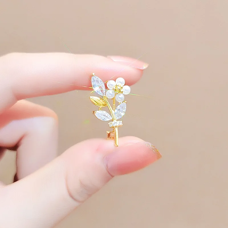 Fashion Style Girl Brooch Style Temperament Crystal Pearl Leaves Flower Anti Stray Light Brooch High-end Versatile Birthday Gift