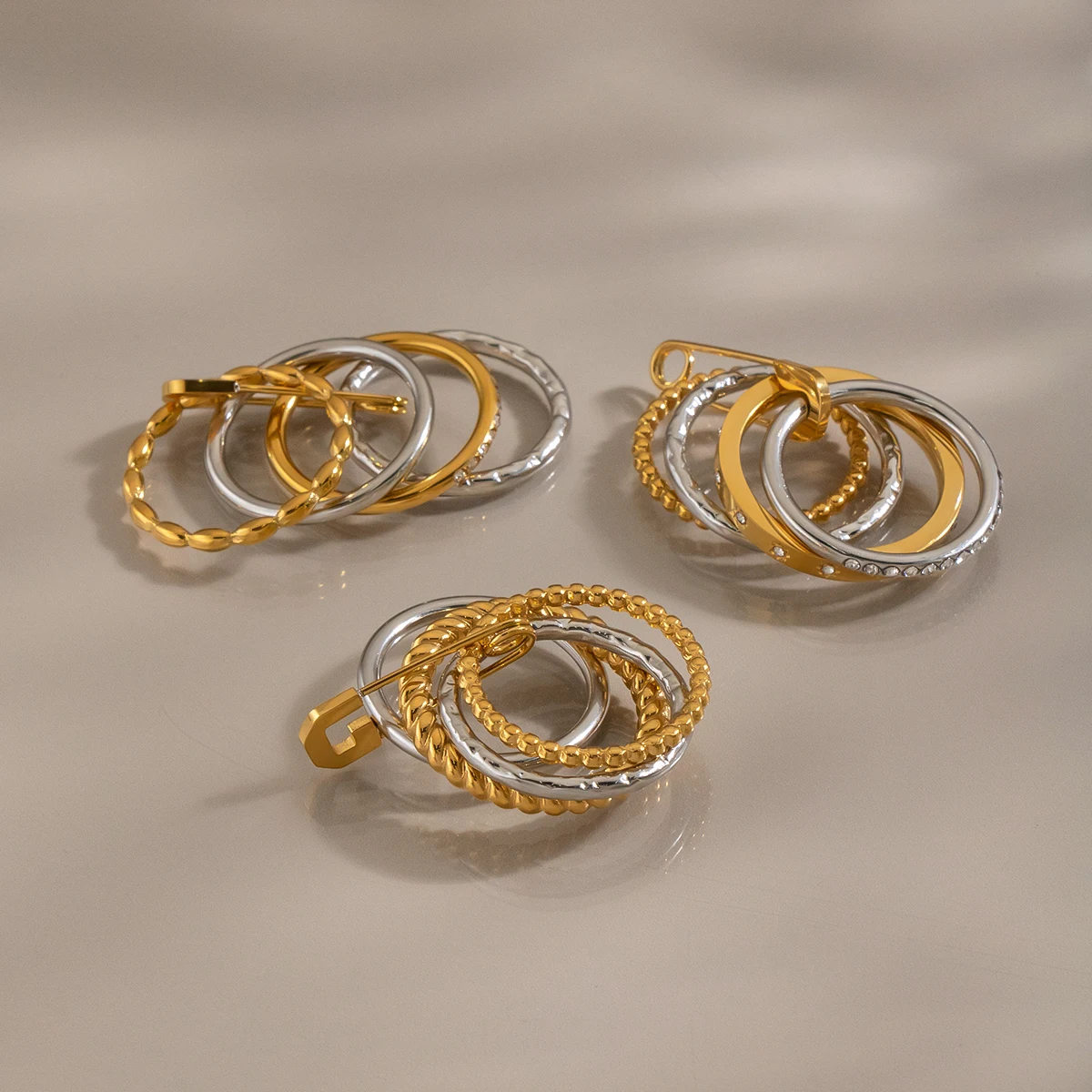 Miia Jewelry Zweifarbiger Stapelring aus Edelstahl, mehrschichtig, gedreht, mit Perlen und Zirkonia-Besatz für Damen – Detail 14