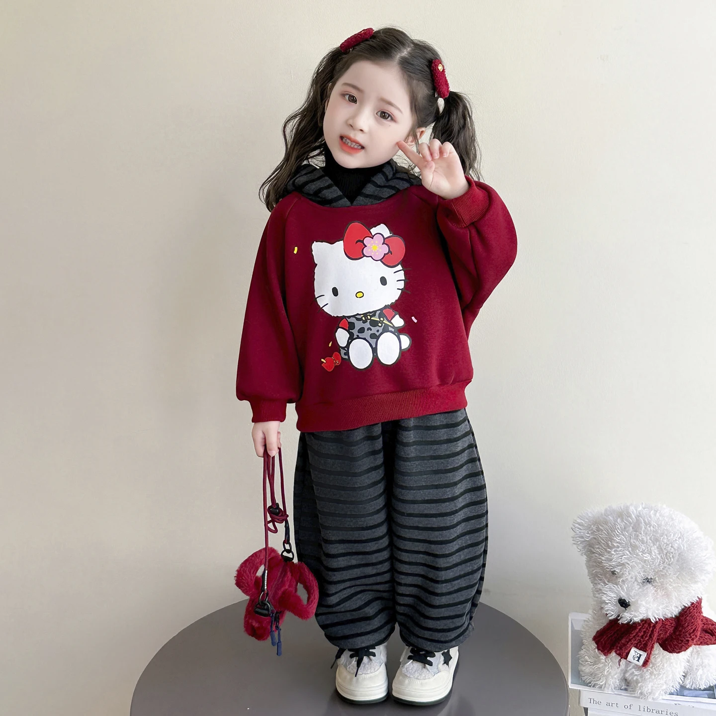 

Комплект из 2 предметов с героями мультфильмов для девочек, осенне-зимние новые детские бархатные толстовки с длинными рукавами, модные полосатые спортивные штаны с цветными блоками