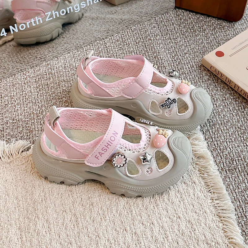 Girls Closed Toe Sport Sandals with Cute Decor Breathable Daily Casual Sneaker Shoes Anti Slip Soft Sole Kids Outdoor Footwear