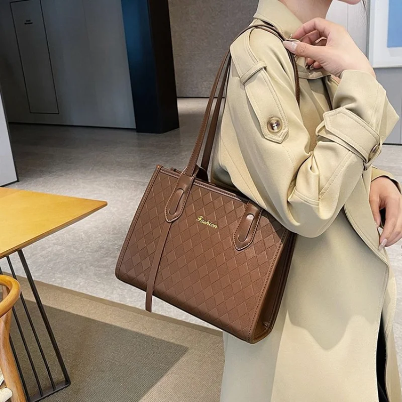 

Sophisticated Ladies Messenger Bag Made Of Nubuck Leather Boasting Trendy Finland High-End Lightweight Soft Daily Look