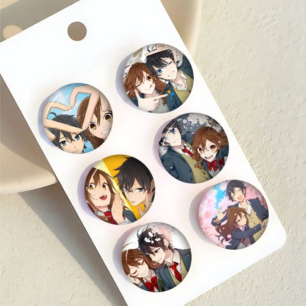 Anime Horimiya Niedliche Cartoon-Broschen Anime-Abzeichen Runde Handgefertigte Brosche Anstecknadeln Schmuck für Rucksack Kleidung Geschenke