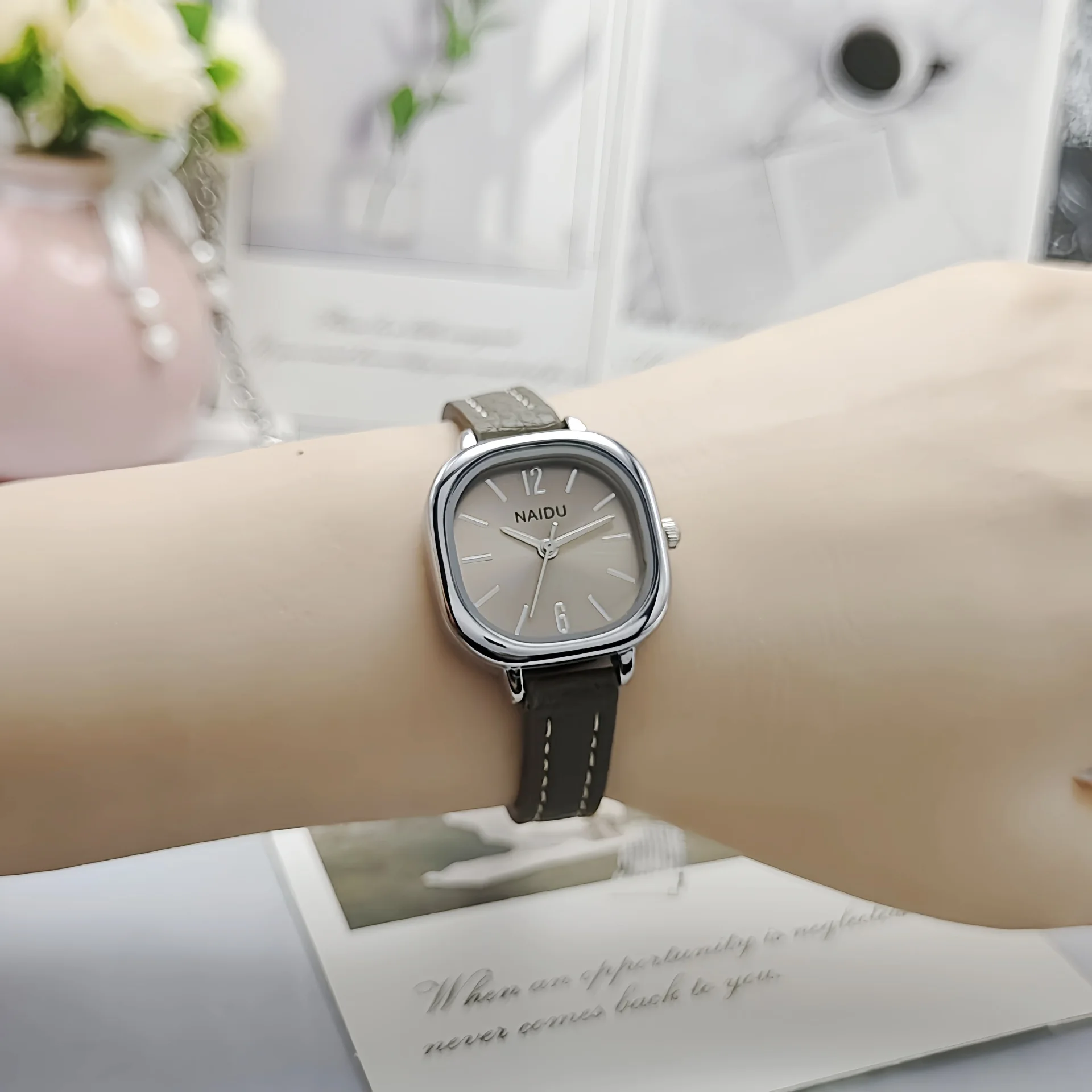 Lässige Quarzuhr mit quadratischem Zifferblatt, Damen-Kleideruhr, modische Lederarmbanduhren für Frauen, vielseitige Armbanduhren, Dropshipping – Detail 7