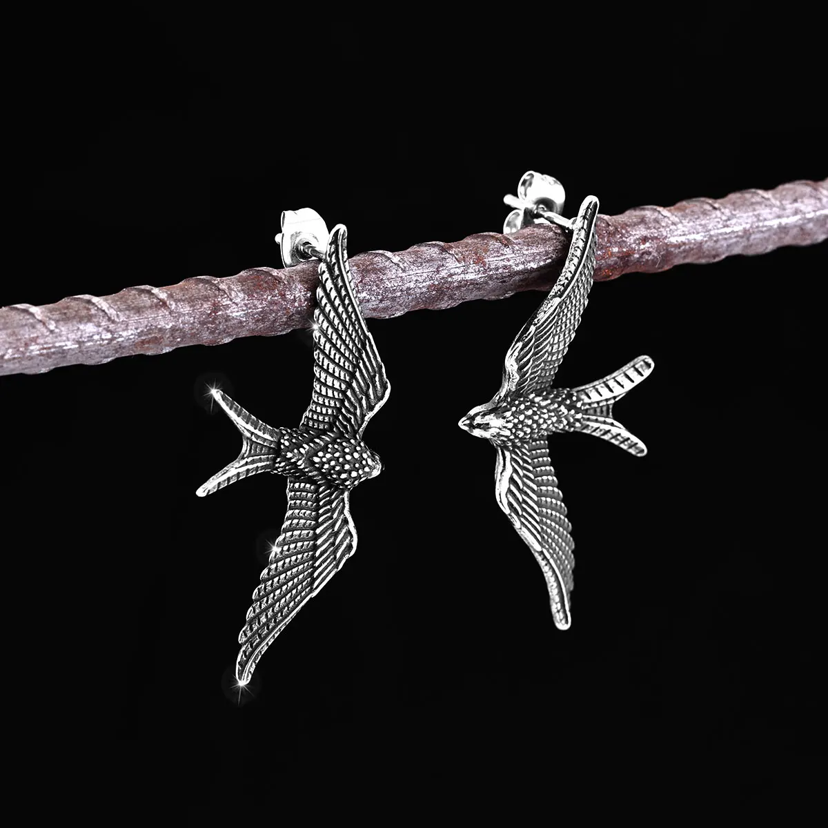 

Stainless Steel Retro Crow Fashion Earrings Geese Europe and The United States Men Street Personality Ms. Piercing Earrings Gift