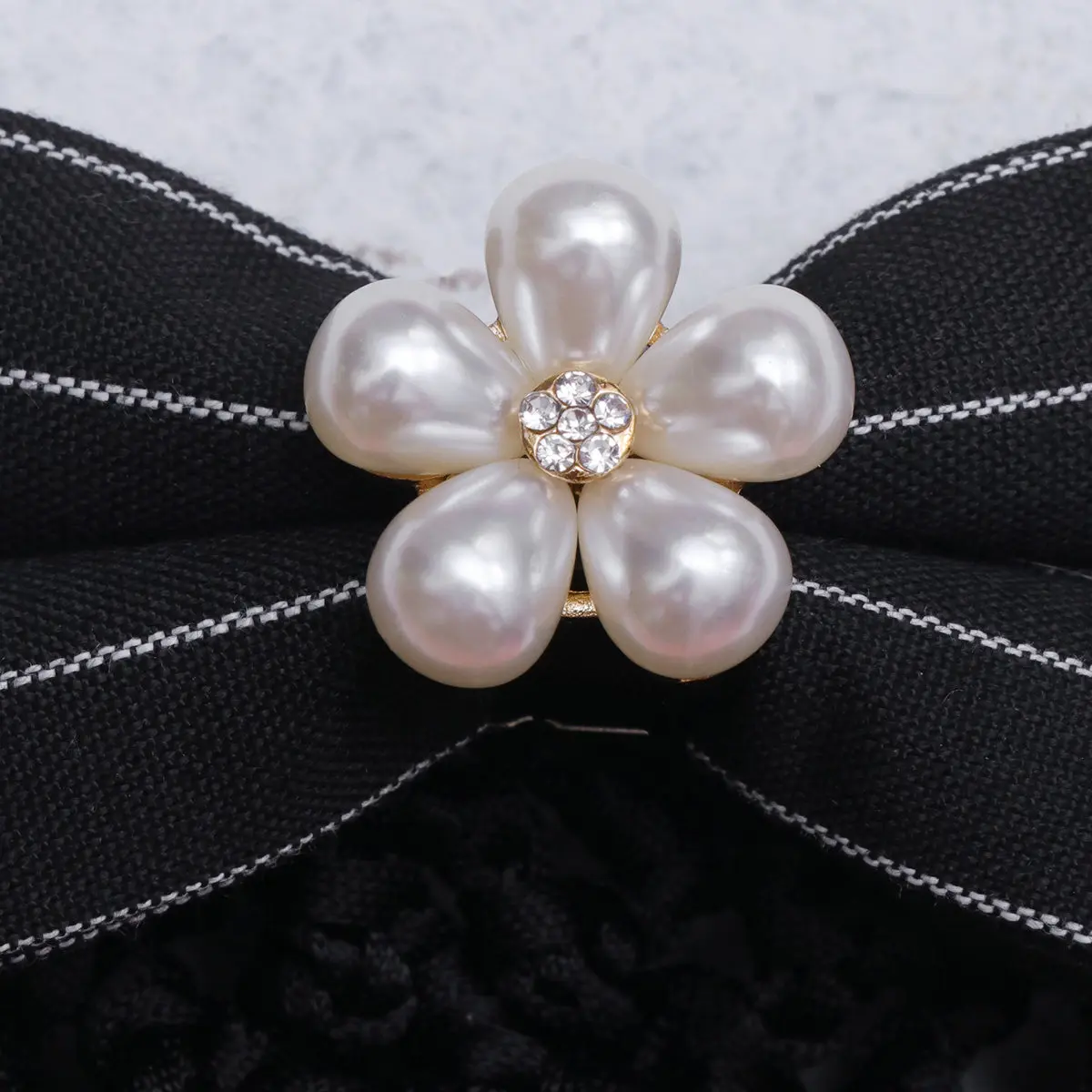 

Заколка-сетка для волос с жемчужными стразами и бантом, из ткани, черно-белая в полоску, стильная, элегантная, заколка-снуд, украшение для волос с бантом