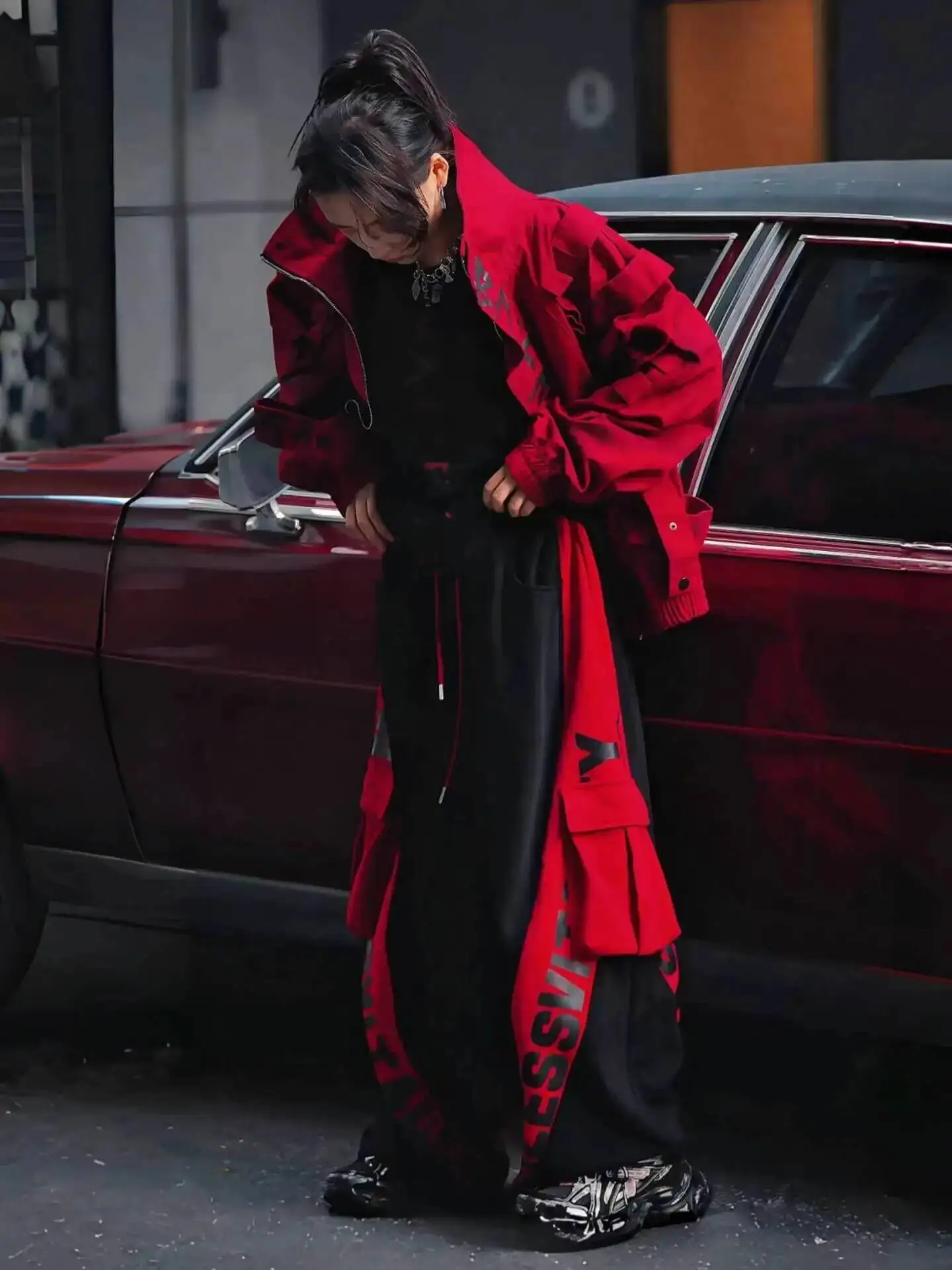 للجنسين أسود أحمر معطف مجموعة 2025 الخريف الشتاء النساء الرياضة مجموعة جديدة الظلام النار الدنيم مجموعة سترة وسراويل تقليدية للرجال والنساء