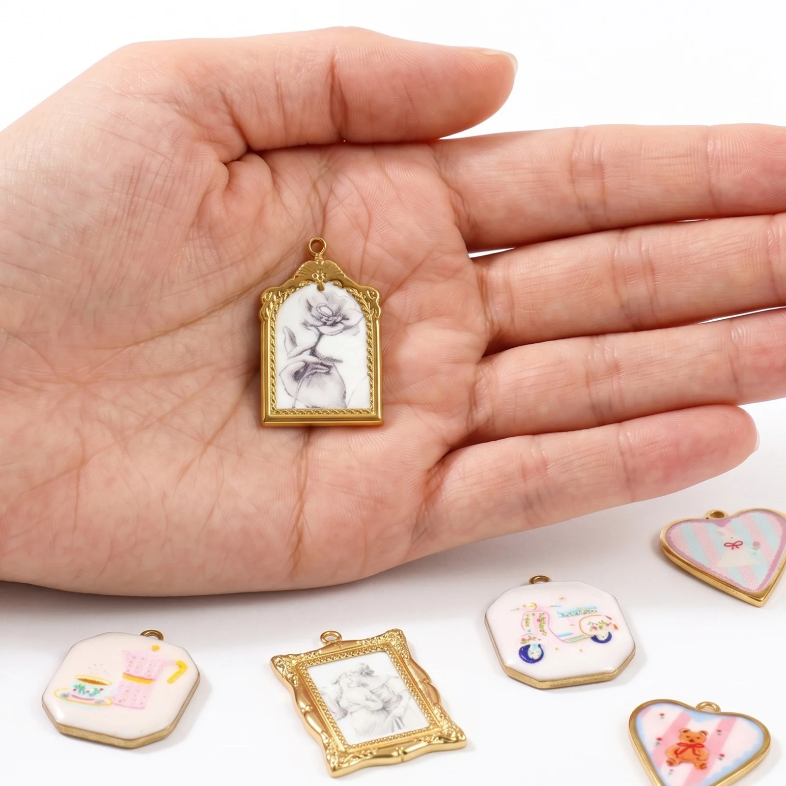 2 Stück Emaille-Anhänger mit doppelseitigem Blumen- und Bärenmotiv, Herz, 18K vergoldet, 304 Edelstahl, für DIY-Schmuck, Großhandel