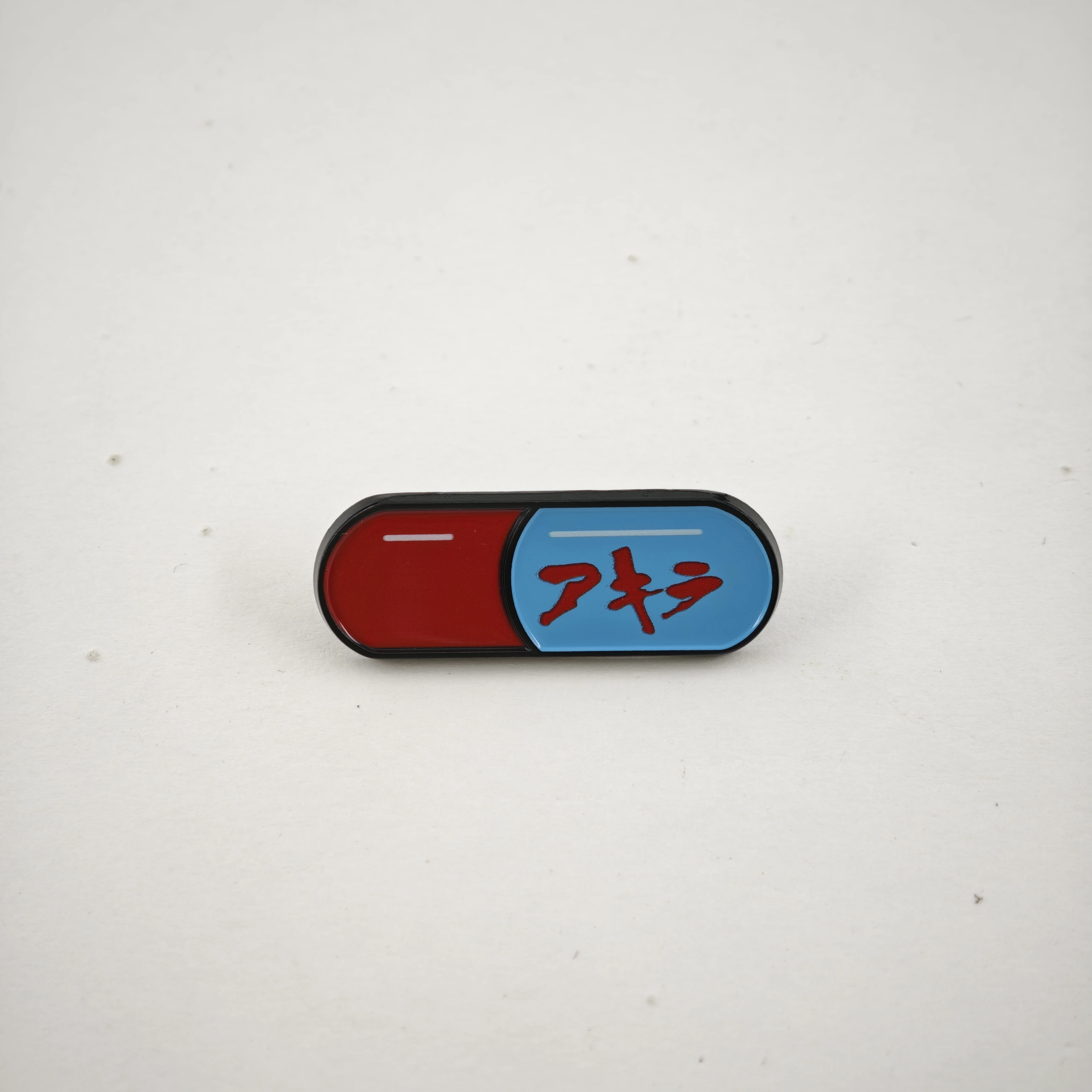 Akira Kapsel-Pillen Emaille-Pin Gut für die Gesundheit Schlecht für die Bildung Anime-Broschen Rot Blau Medizinische Anstecknadeln Geschenk für Punk-Fans – Detail 10