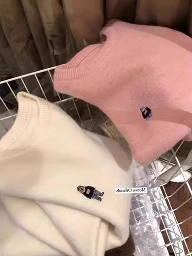 سترة نسائية ناعمة بياقة مستديرة، بلوزة محبوكة مع تطريز دب، تصميم كوري فضفاض بأكمام طويلة مريح للخريف والشتاء