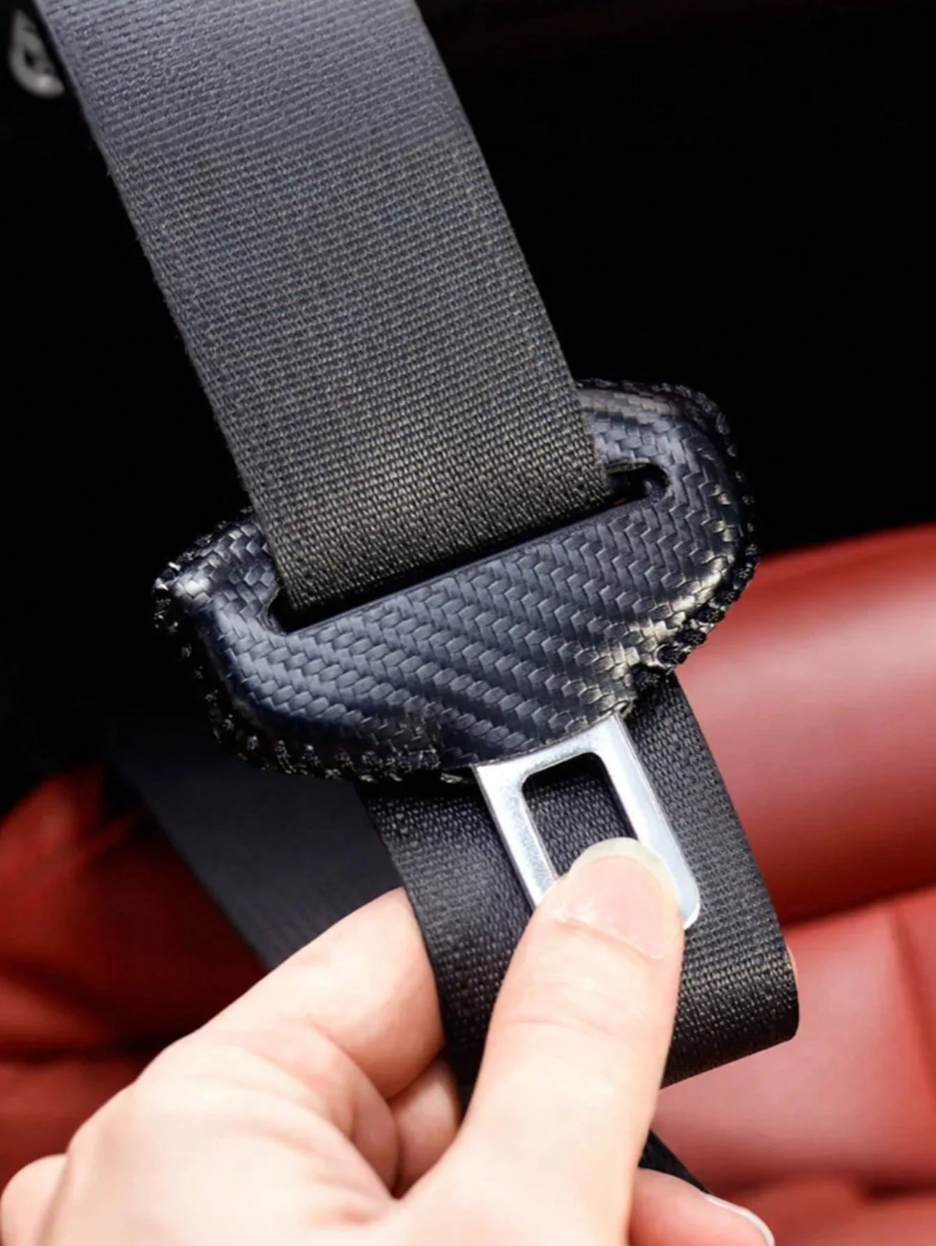 2個のPUレザーシートベルトバックルプロテクター - 傷つきにくい、快適な車のシートベルトインサートプロテクター、ステッチエッジ付き