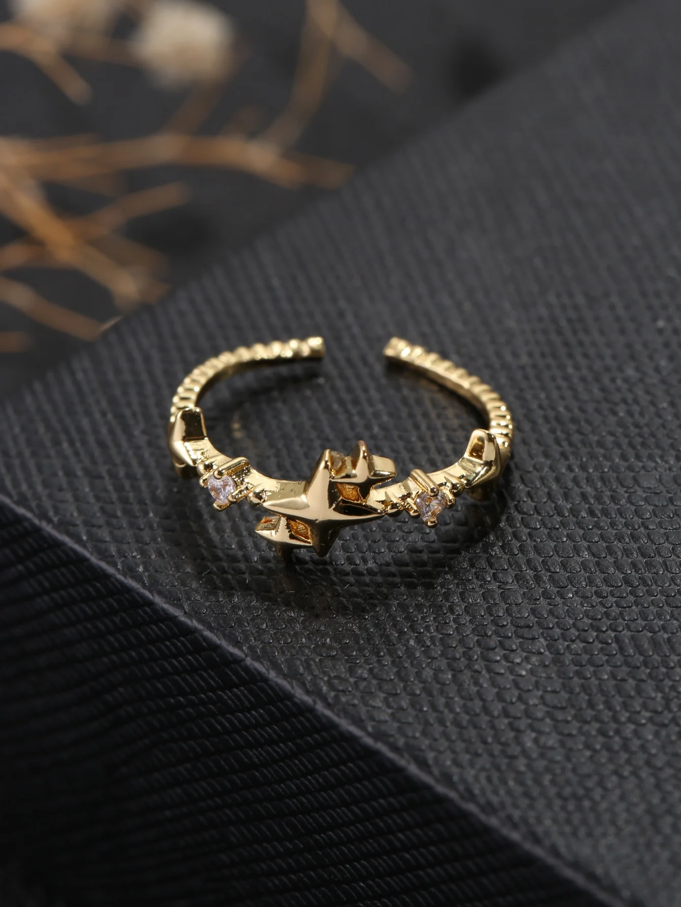 1 Piece Copper-Plated 18K Gold Three-Dimensional Five-Pointed Star Ring with Rhinestones, Suitable for Women's Cool and Sweet Outfits, Pairing with Workwear Denim Tops, Unique and Stylish Decorative Ring