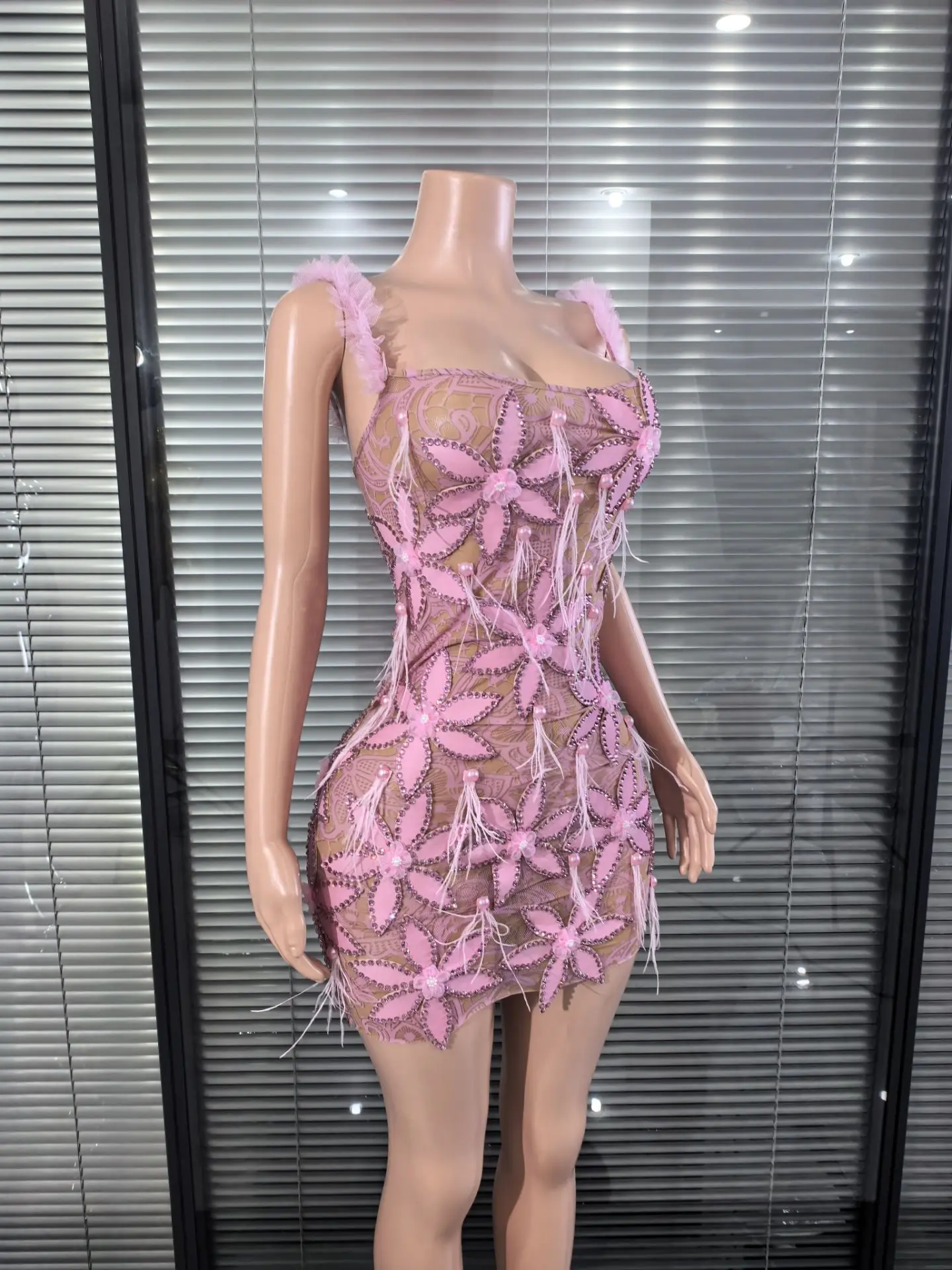 Vêtements de spectacle de Concert d'anniversaire à fleurs roses, épaules dénudées, robes en maille à paillettes découpées, tenue de soirée pour femmes, tenue de boîte de nuit