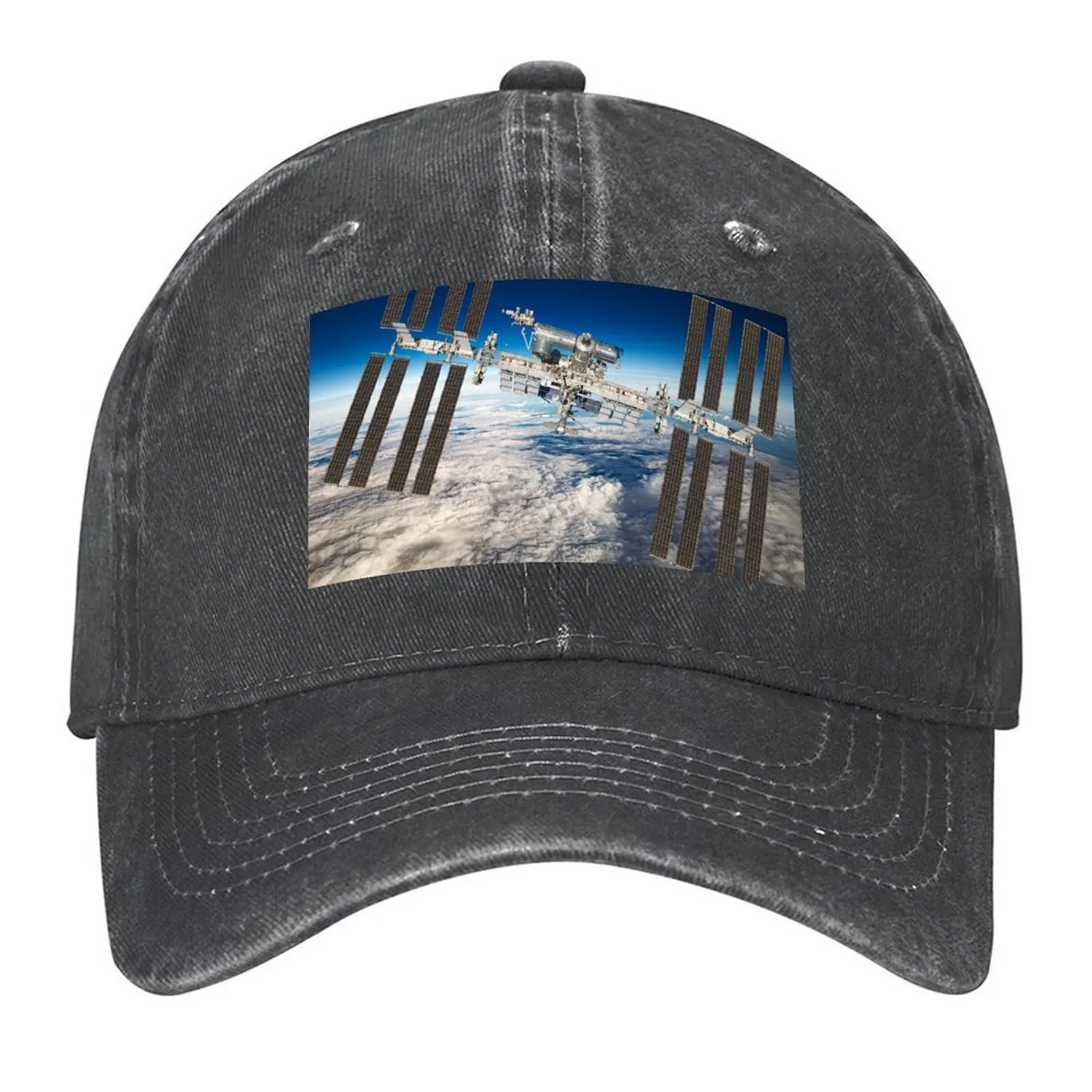 Estación espacial internacional sobre el planeta Tierra. Gorra de béisbol con diseño de novedad estética Iss y satélite