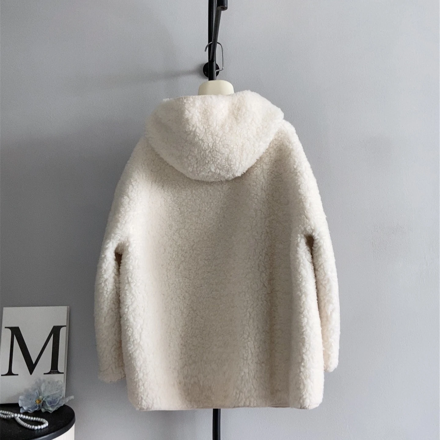 เสื้อโค้ทผู้หญิงแบบมีฮู้ดบุขนสัตว์ผสม แฟชั่นแบบกระดุมแถวเดียว แจ็คเก็ตขนแกะสไตล์เกาหลี หนาและอบอุ่น