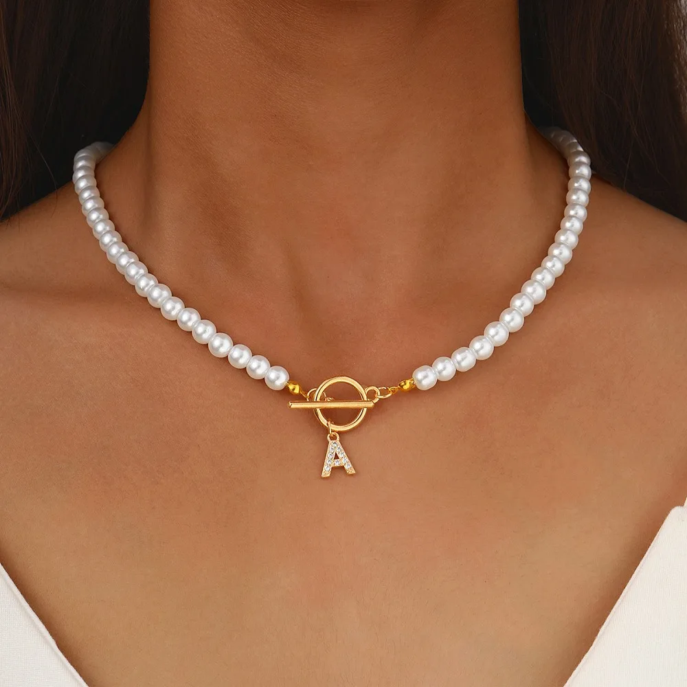 Collares con colgante de letra de aleación con diamantes de imitación, collares con inicial de cuentas redondas de perlas de imitación de plástico blanco para mujer, letra A dorada